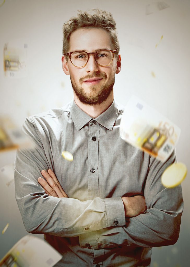 Mann der mit verschränkten Armen in die Kamera schaut und Geldscheine fliegen um ihm herum nach unten