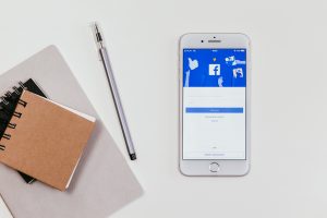 Facebook Recruiting Smartphone und Notizblock