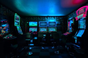 ein dunkler raum mit spielautomaten