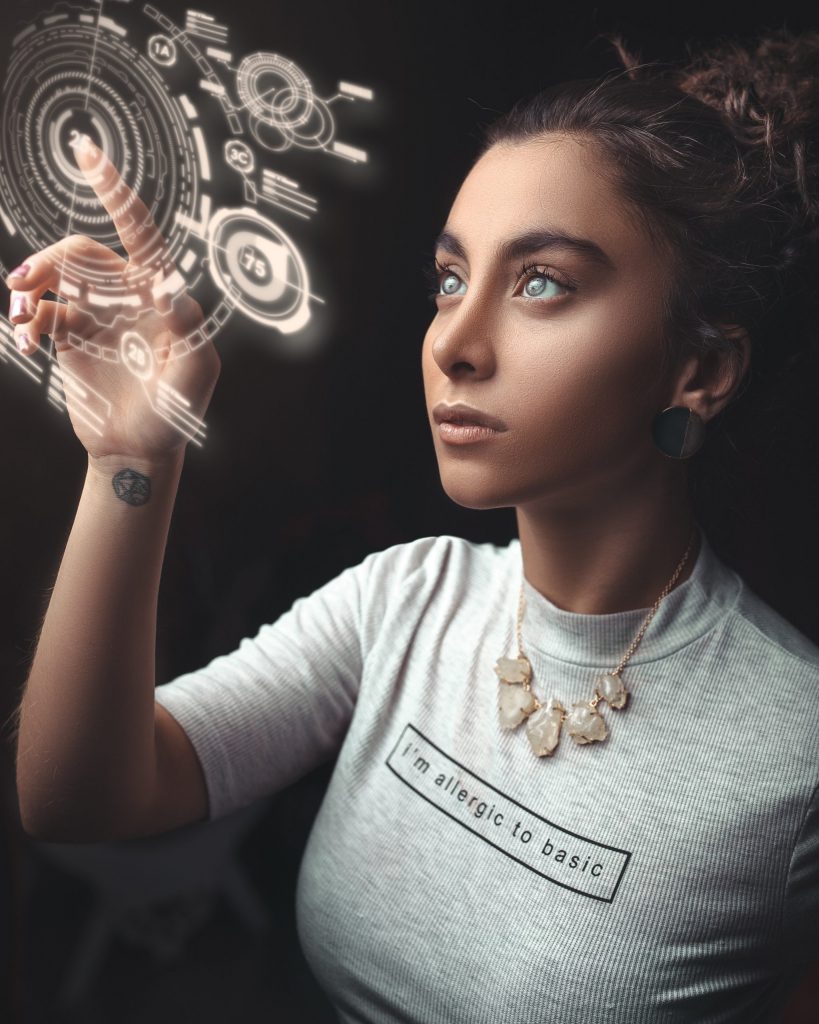 eine frau die eine künstliche intelligenz bedient