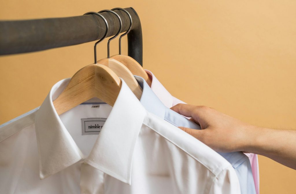 kleiderbügel mit drei hemden