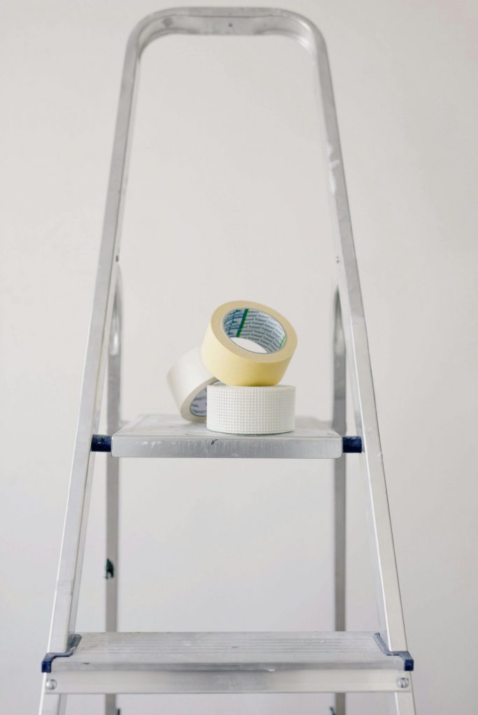 eine leiter mit kreppband