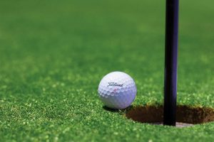 golfball kurz vor dem loch