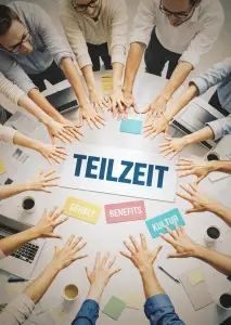 Teilzeit: Hände lieben auf am Tisch