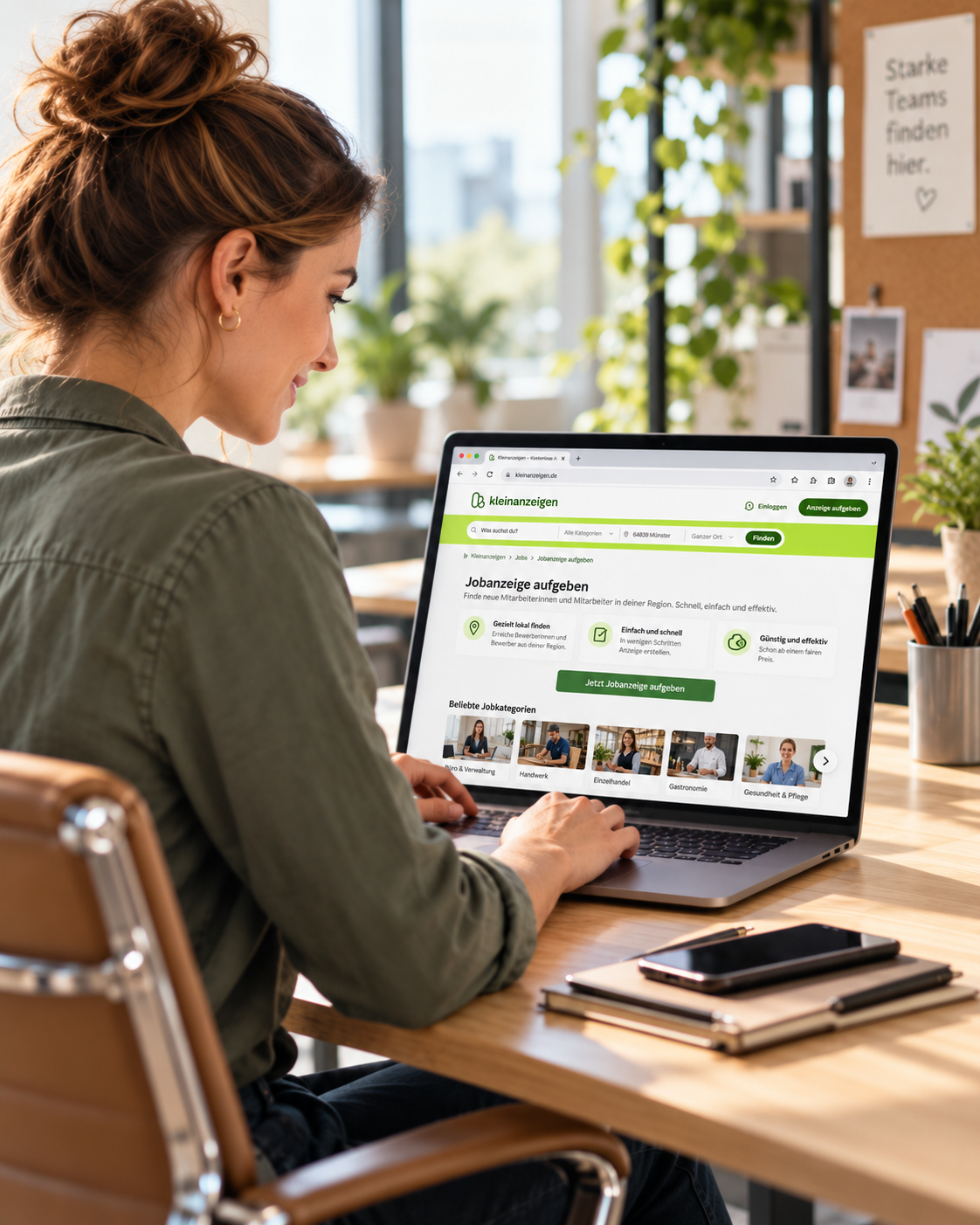 Frau erstellt am Laptop eine Stellenanzeige auf Kleinanzeigen